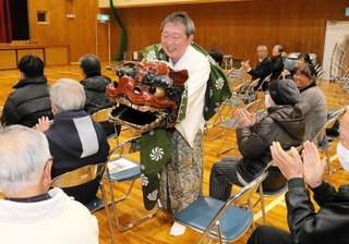 観客に近づき獅子舞で厄を払う豊来家玉之助さん＝緑が丘町公民館