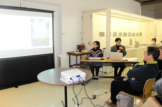 染め型紙の魅力について語る小澤みのりさん（奥左）と竹本悠大郎さん（同右）＝三木市立堀光美術館