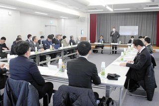 神戸電鉄粟生線の昨年４～１２月の利用者数などが報告された活性化協議会＝三木市立教育センター