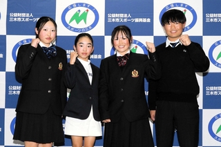 全国大会に出場する（左から）長野莉奈さん、橋本妃生さん、道上稀唯さん、道上嵩琉さん＝三木市役所
