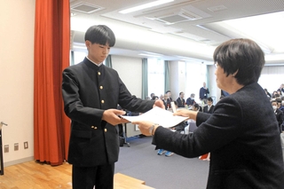 三木市スポーツ賞の表彰式で優秀選手賞を贈られる長谷川緩羽さん（左）＝三木市立教育センター