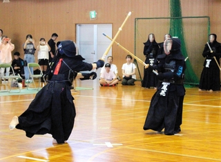 三木市中学校総合体育大会で熱戦を繰り広げる剣道の選手たち＝２０２５年６月、三木市内