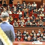 候補者の訴えを聞く支援者たち＝三木市内（画像の一部を加工しています）