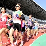 スタート直後、トラックを駆け抜ける女子選手たち＝三木総合防災公園陸上競技場