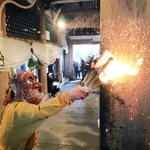 本堂の柱にたいまつの炎をたたきつける赤鬼＝三木市口吉川町蓮花寺