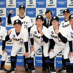 新入団選手の５人（前列）に期待をかける小川博文監督（後列中央）ら＝三木市細川町垂穂、ネスタリゾート神戸