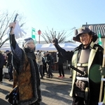 出発前、岐阜県から参加した五十嵐順也さんらが「いざ、出陣！」と声を上げた＝三木市大塚２、神戸電鉄恵比須駅