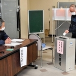 期日前投票をする有権者ら＝加西市役所