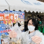 産地を応援しようと殻付きカキやカキ料理をＰＲする道の駅みきのスタッフ＝三木市福井