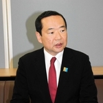 当選から一夜明け、今後の抱負などを口にする藤井比早之氏＝兵庫県庁