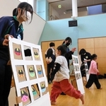 子どもたちを相手に鬼の並んだ的当てゲームを企画した高校生＝えびす認定こども園