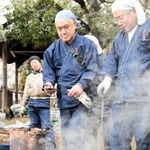 冷やして取り出した「けら」からは蒸気が上がった＝三木市上の丸町