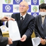 口吉川地域の医療の維持について仲田一彦市長に要望書を手渡す口吉川ふれあいまちづくり協議会の密祐浩会長（中央）＝三木市役所