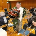 観客に近づき獅子舞で厄を払う豊来家玉之助さん＝緑が丘町公民館