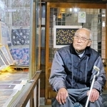 自宅に併設した「ギャラリー湯の山みち」で三木染め型紙の魅力を語っていた筒井俊雄さん＝２０２５年２月、三木市大塚２