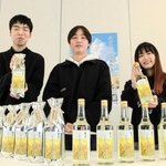 自分たちが田植え、収穫などを体験した山田錦で醸造された日本酒をお披露目する学生ら＝ＪＡみのり吉川営農経済センター