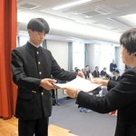 三木市スポーツ賞の表彰式で優秀選手賞を贈られる長谷川緩羽さん（左）＝三木市立教育センター