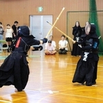 三木市中学校総合体育大会で熱戦を繰り広げる剣道の選手たち＝２０２５年６月、三木市内