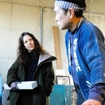 播州三木打刃物の伝統工芸士、光川大造さん（右）の話に目を輝かせるニーナ・フラデさん＝三木市別所町高木