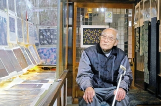 自宅に併設した「ギャラリー湯の山みち」で三木染め型紙の魅力を語っていた筒井俊雄さん＝２０２５年２月、三木市大塚２