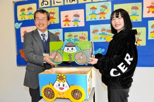 移動式おもちゃ箱を岡嶋晃司館長（左）に手渡す兒玉陽菜さん＝チャイコム
