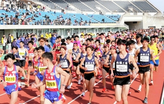 ５キロの部では中学生から７０代までが一緒に健脚を競った＝三木総合防災公園陸上競技場