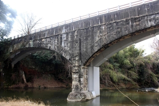 創建時の姿をとどめる上流側の「御坂サイフォン」＝三木市志染町御坂