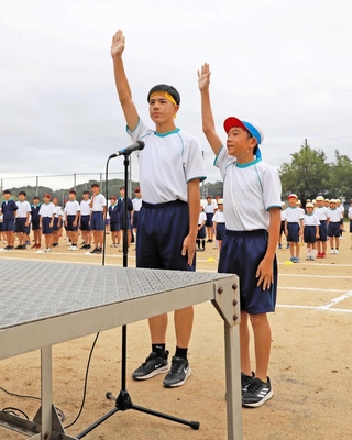 小中一貫校の設置に向け、初めて吉川小、中学校による合同運動会「よかフェス」が開催された＝２０２５年１０月、吉川中学校