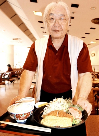 毎月４日は４番ホールのランチ。鮮やかな黄色のタルタルソースが添えられている＝三木市福井、夢郷