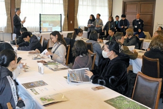 ゴルフ場を中心に地域資源を生かしたツーリズムについて学ぶ参加者ら＝三木市細川町垂穂