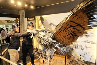 常設金物鷲のリニューアルを行う芦原強さん（左）と竹内良一さん＝道の駅みき