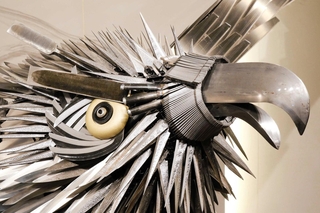 【After】金物鷲の瞳の上で存在感を放つ穴屋鑿＝道の駅みき