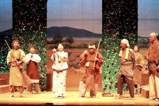 花が咲き誇る「椿の館」では、村の平和な日常を表現した＝三木市文化会館