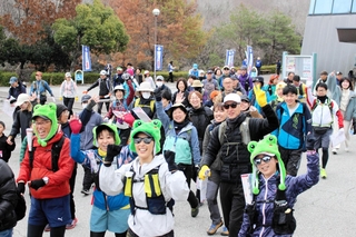 一斉にスタートする参加者ら＝あじさいフローラみき