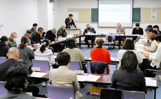 開校準備委員会の初会合で説明を聞く委員ら＝吉川町公民館