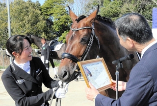 「三木市特別住民票」を交付される政宗と手綱を引く安田利実さん。奥はベルナルドＵと稗田龍馬さん＝三木市別所町高木