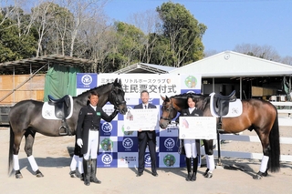 特別住民票の拡大パネルを持つ仲田一彦三木市長（中央）とベルナルドＵ（左）、政宗（右）＝三木市別所町高木