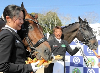 市内産のニンジンをほおばる政宗（左）とベルナルドＵ＝三木市別所町高木