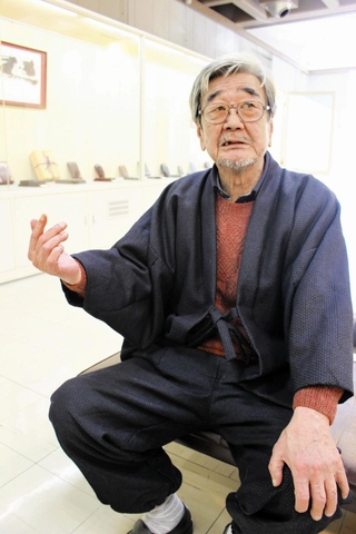 貴重な書道具のコレクション展を開いた書家の公森仁さん＝いずれも三木市立堀光美術館
