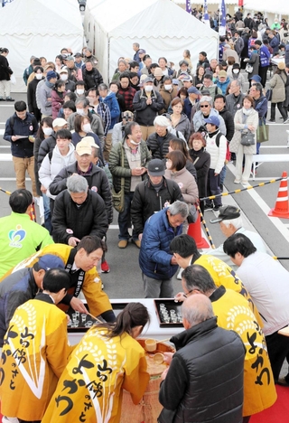 振る舞い酒に行列をつくる来場客＝道の駅よかわ