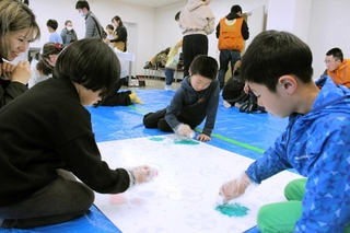 思い思いに色を塗る子どもら＝みき歴史資料館