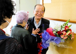 長年寄り添ってきた患者たちからねぎらいの言葉をかけられ、感極まる村谷明久院長＝私立口吉川診療所