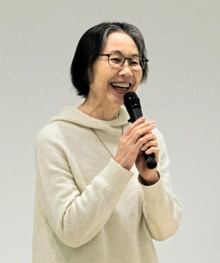 宮沢賢治の作品を絵本にする際の秘話などを明かす松田素子さん＝三木市立中央図書館