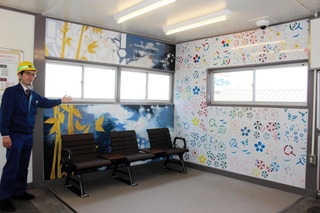 子どもやアーティストの作品で華やかになった駅舎内＝三木市本町１