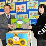 移動式おもちゃ箱を岡嶋晃司館長（左）に手渡す兒玉陽菜さん＝チャイコム