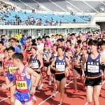 ５キロの部では中学生から７０代までが一緒に健脚を競った＝三木総合防災公園陸上競技場