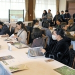 ゴルフ場を中心に地域資源を生かしたツーリズムについて学ぶ参加者ら＝三木市細川町垂穂