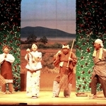 花が咲き誇る「椿の館」では、村の平和な日常を表現した＝三木市文化会館