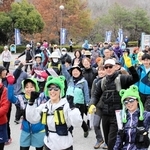 一斉にスタートする参加者ら＝あじさいフローラみき