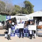 特別住民票の拡大パネルを持つ仲田一彦三木市長（中央）とベルナルドＵ（左）、政宗（右）＝三木市別所町高木